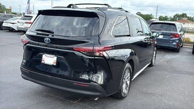 2022 Toyota Sienna LE