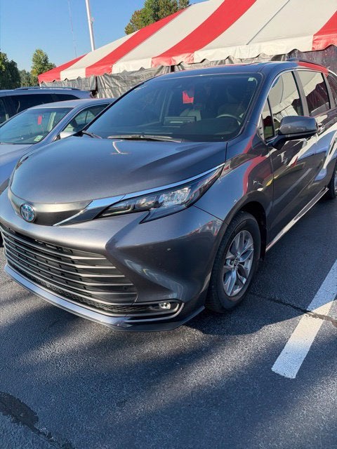2025 Toyota Sienna XLE 8 Passenger