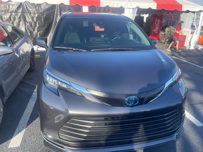 2025 Toyota Sienna XLE 8 Passenger