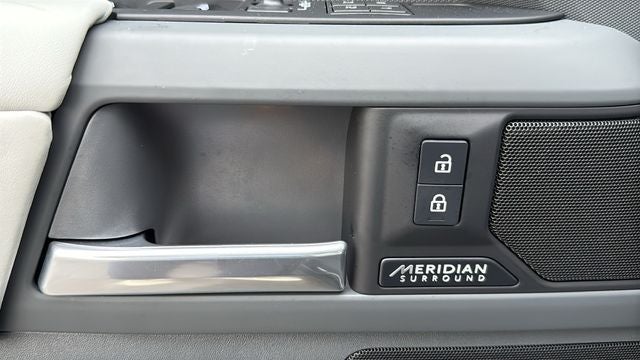 2025 Land Rover Defender 130 P400 X-Dynamic SE