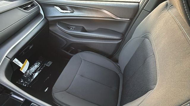 2027 Jeep Grand Cherokee GRAND CHEROKEE LAREDO X 4X2