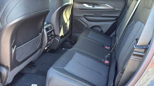 2027 Jeep Grand Cherokee GRAND CHEROKEE LAREDO X 4X2
