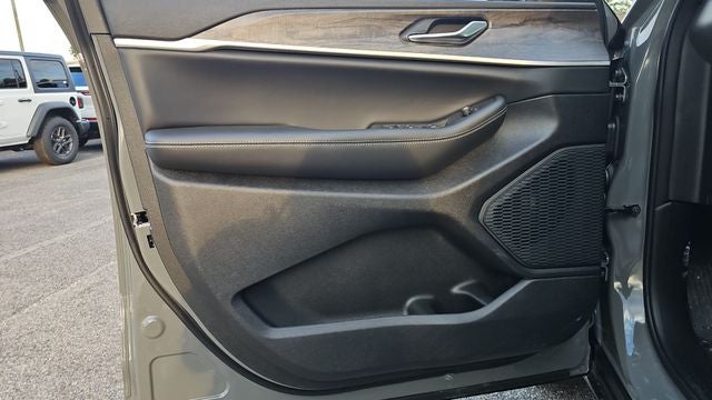 2027 Jeep Grand Cherokee Laredo Altitude
