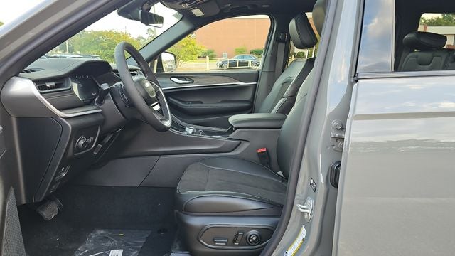 2027 Jeep Grand Cherokee Laredo Altitude