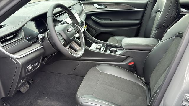 2027 Jeep Grand Cherokee GRAND CHEROKEE L LAREDO ALTITUDE 4X2
