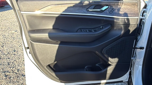 2027 Jeep Grand Cherokee GRAND CHEROKEE L LIMITED 4X2