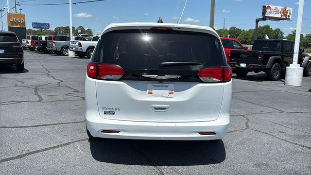 2023 Chrysler Voyager LX