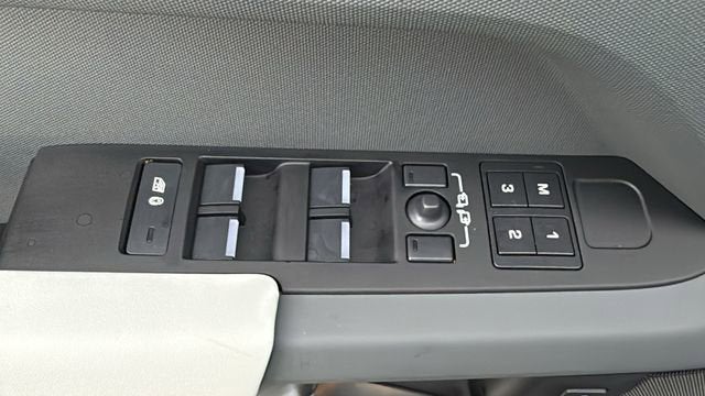 2025 Land Rover Defender X-Dynamic SE