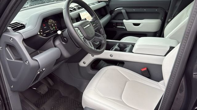 2025 Land Rover Defender X-Dynamic SE